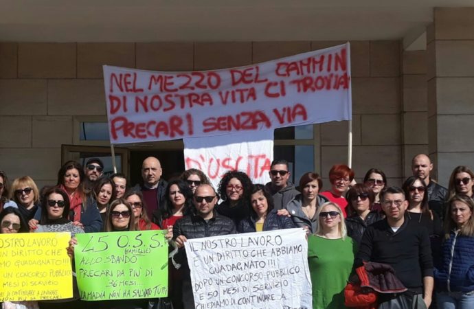 Precari per errore, ora protestano contro l’Asl e chiedono la stabilizzazione