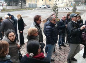 “Vogliamo lavorare nella regolarità”.La protesta di chi assiste gli studenti disabili