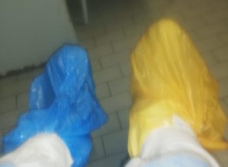 Buste di plastica ai piedi e tute da imbianchino. Così soccorriamo i pazienti Covid