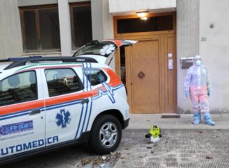 Segue i funerali del marito in videochiamata