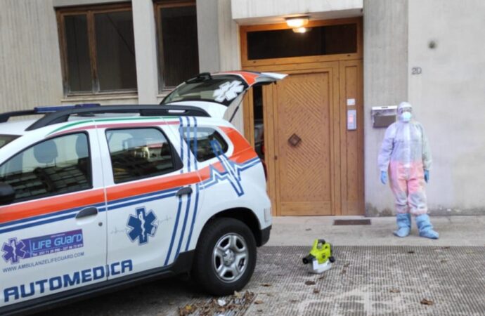 Segue i funerali del marito in videochiamata