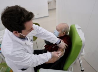 Centri vaccinali: troppe anomalie, i sindacati diffidano l’Asl