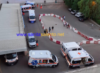 Come 2 anni fa ambulanze in attesa per ore davanti al pronto soccorso Covid