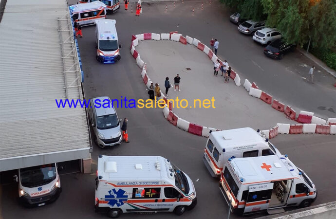 Come 2 anni fa ambulanze in attesa per ore davanti al pronto soccorso Covid